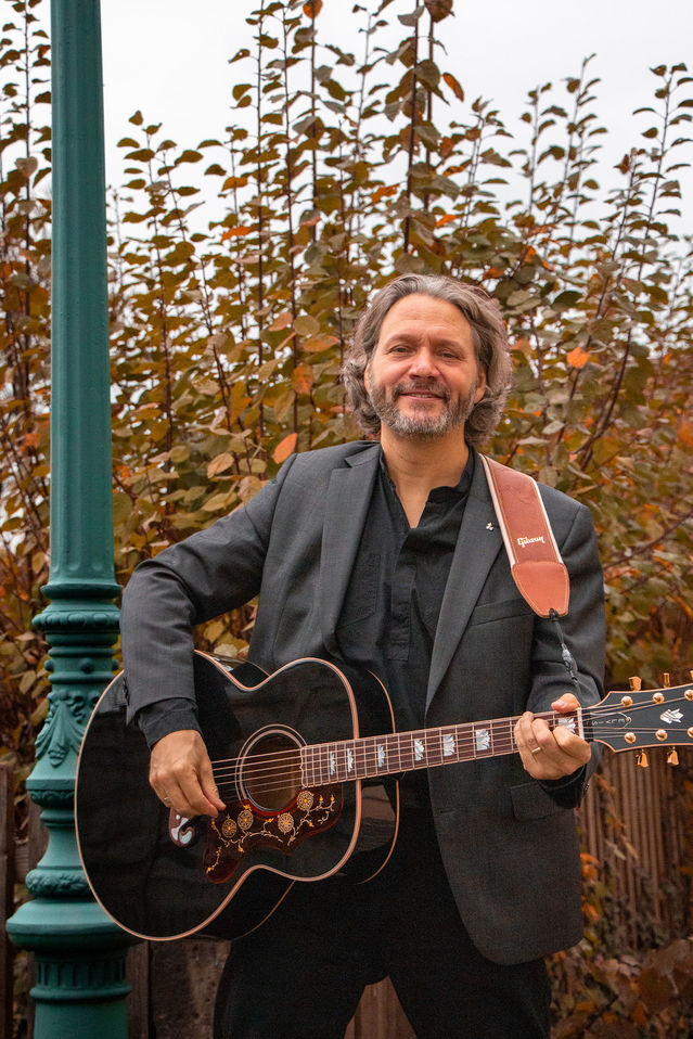 Diakon Meins G.S. Coetsier mit Gitarre. Der nächste Auftritt mit Elvis-Hits in einem Altenheim wartet.